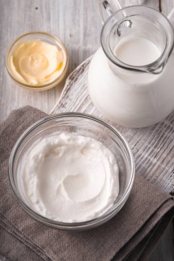 Beyaz ahşap masa üstü mandıra ürünleri göster