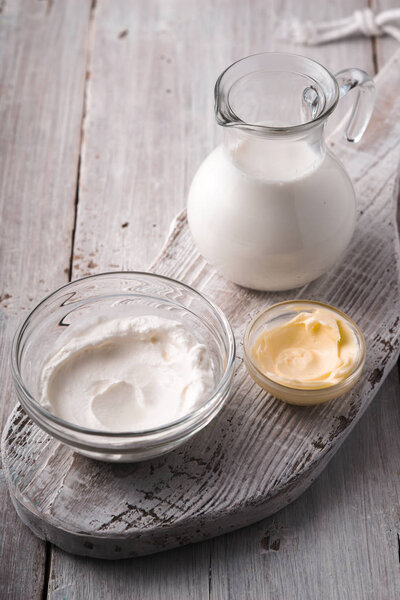 Молочная ферма продукты на белом деревянном столе вертикальный
