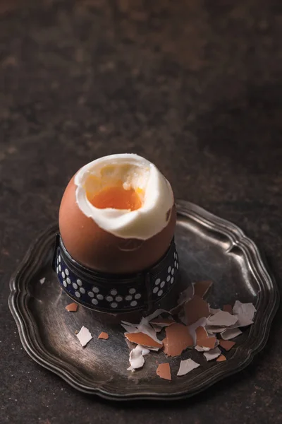 Dikey metal arka planda rafadan yumurta — Stok fotoğraf