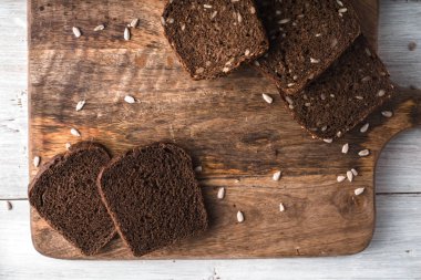 Bir kesme tahtası portre üzerinde çavdar ekmek dilimleri