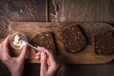 Bir dilim ekmek üzerine tereyağı bulaşması