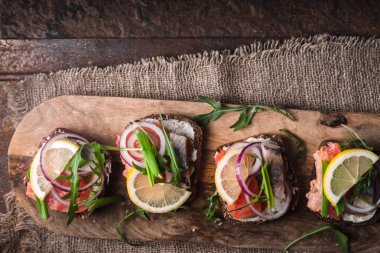 Ekmek, somon balığı, ringa balığı, soğan ve limon stand