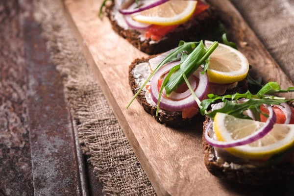 Сендвичі з лосось, оселедець, лимон на датського — стокове фото