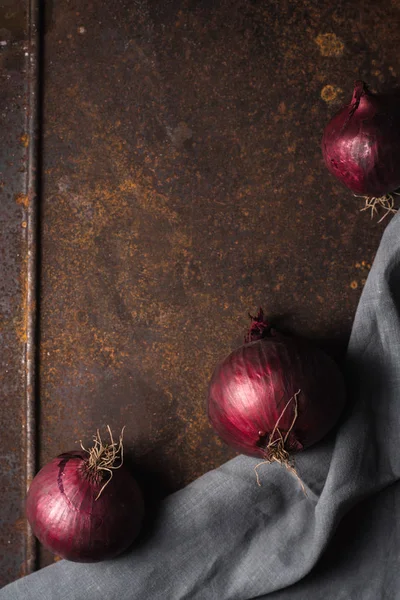 Oignons rouges sur fond vieux métal — Photo