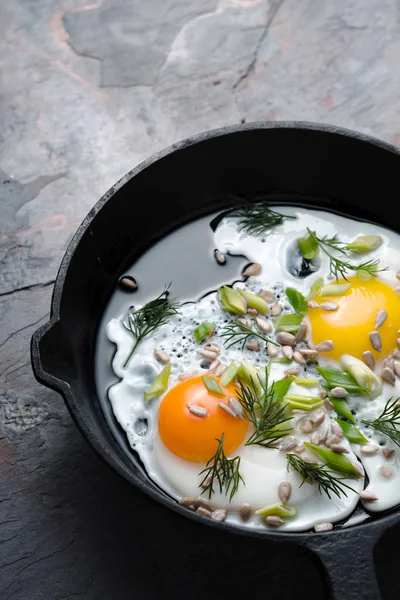 Huevos revueltos sobre el fondo de piedra oscura vertical — Foto de Stock