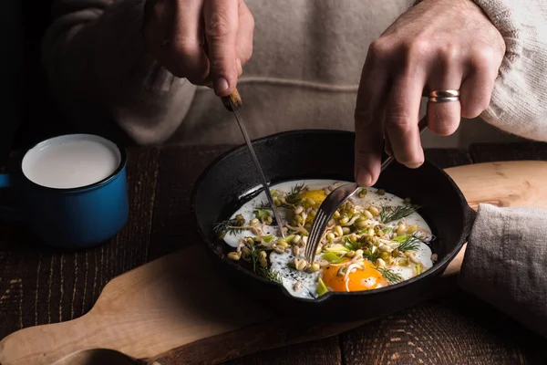 Comer huevos revueltos en la mesa de madera horizontal —  Fotos de Stock