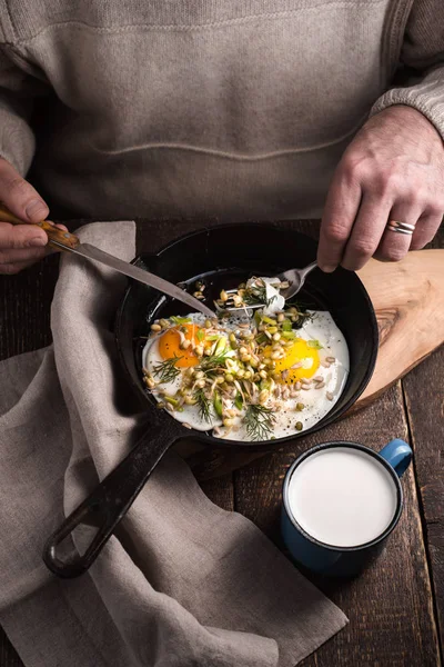 Comer huevos revueltos en la mesa de madera vertical — Foto de Stock