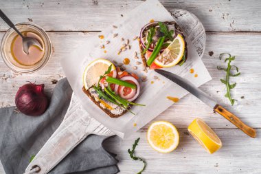 Danimarka balık sandviç ve hardal sosu