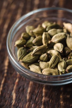 Bir tabloda bir kapta Cordamom tohumlar