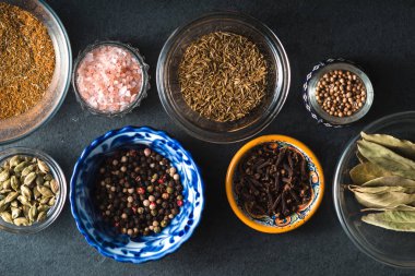 Kayrak bir seramik kase içinde baharatlar