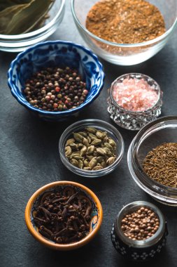 Kayrak bir seramik kase içinde çeşitli baharatlar