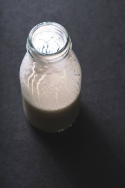 Kefir gri mazisi soldan üzerinde cam şişede