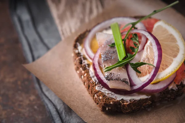 Данська бутерброд з риби на пергамент — стокове фото