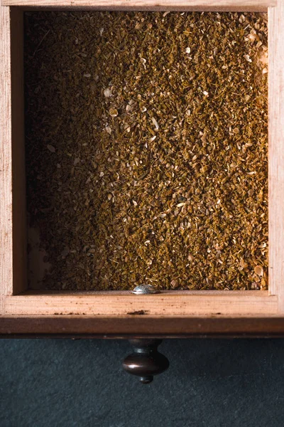 Frezowane różnych przypraw w drewniane pudełko — Zdjęcie stockowe