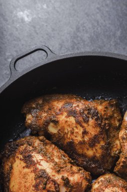 Bir sausepan arduvaz portre üzerinde tereyağı tavuk