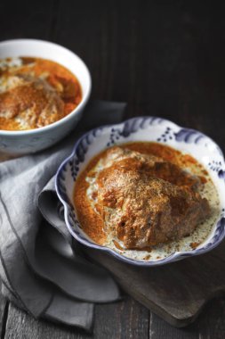 Peçeteye iki seramik kase içinde sulu tereyağı tavuk