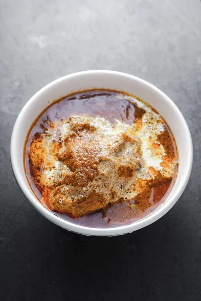 Slices Butter Chicken with cream in a bowl on the slate — Stock Photo, Image