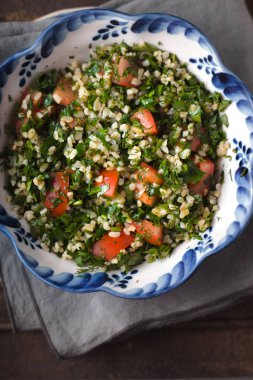 Tabouli salata seramik kase üst bölümünde