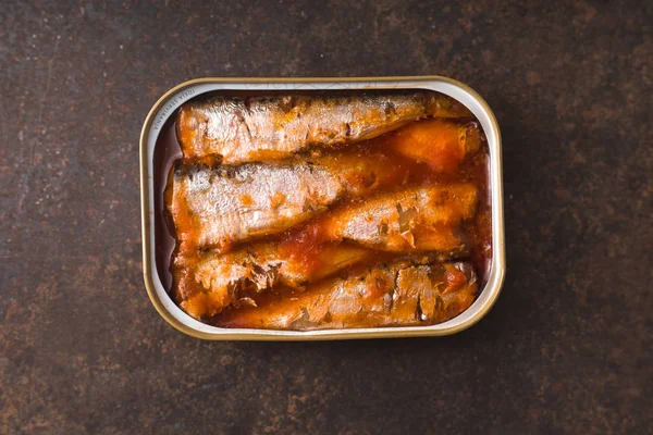 Sardinas enlatadas en salsa de tomate en pizarra — Foto de Stock