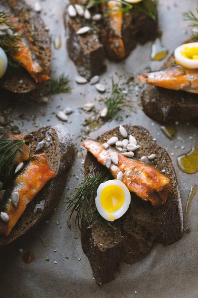 Sanduíches com sardinhas e ovos de codorna desfoque parcial — Fotografia de Stock