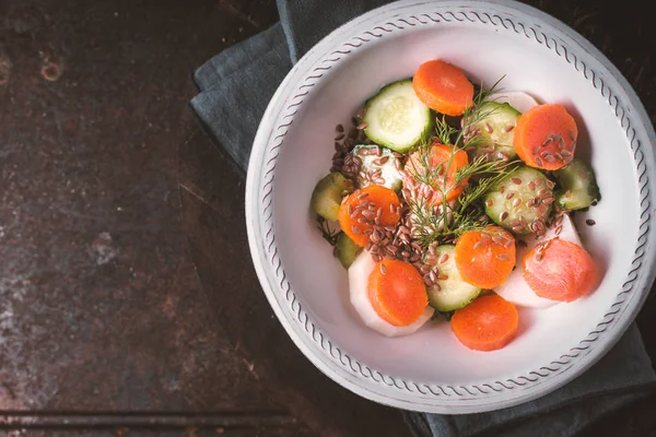 Ensalada de verduras frescas con rábano daikon y zanahoria —  Fotos de Stock