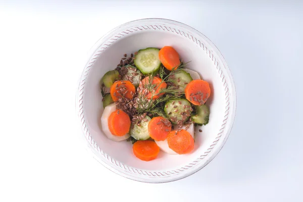 Овощной салат с морковью на белом фоне изолирован — стоковое фото