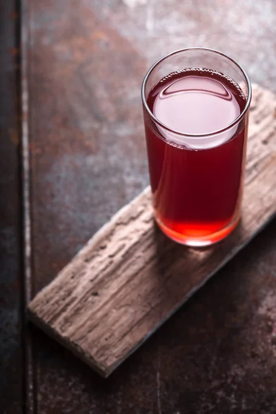 Журавлинний напій у склянці на табуреті — стокове фото