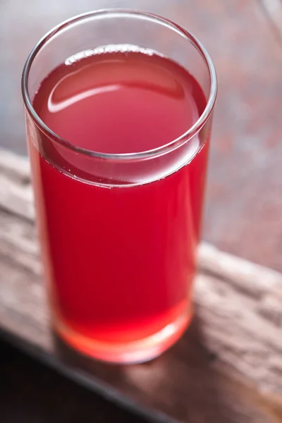 Пийте яскраво-червоний колір у прозорому склі — стокове фото