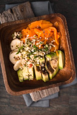 Kabak, avokado, muz ahşap bir kase salata