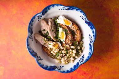 Dalgalı kenarlı bir kasede bıldırcın yumurtası ile sebze salatası