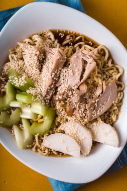Ramen noodle çorba, kereviz, tavuk sarı masa portre üzerinde