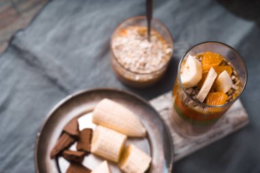 Smoothies ve muz dilimleri teneke tepesinde görüntülemek