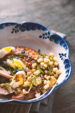 Tavuk, kabak, fasulye ve Bıldırcın yumurta salatası