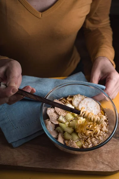 Mulher comendo sopa com macarrão ramen com frango e aipo — Fotografia de Stock