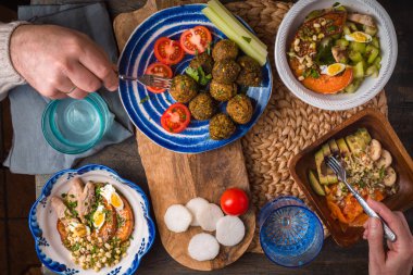 Tatil tablo falafel, sebze salata ve içecek