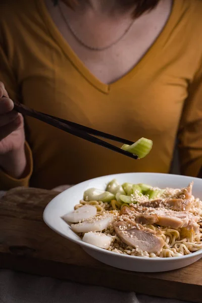 Žena jíst řapíkatý a ramen nudle — Stock fotografie