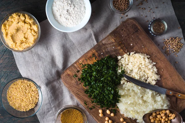 Ingredientes para Falafel en una tabla de madera — Foto de Stock