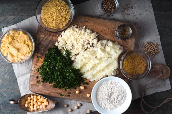 Ingredientes para Falafel, bulgur, coentro, cebola, alho e especiarias — Fotografia de Stock