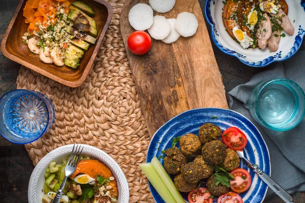 Falafel, salades met pompoen, wortelen, avocado op een rieten napki — Stockfoto