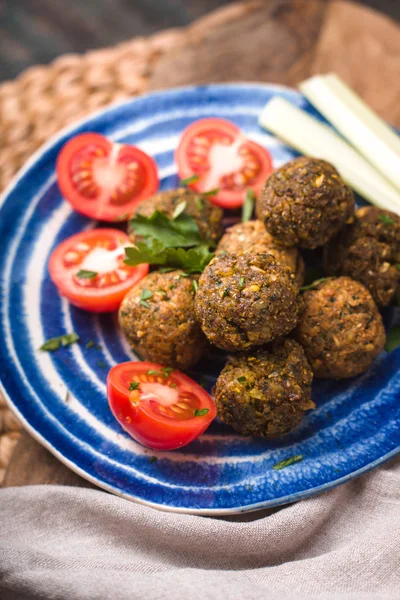 Falafel con pomodoro e sedano su un piatto blu — Foto Stock