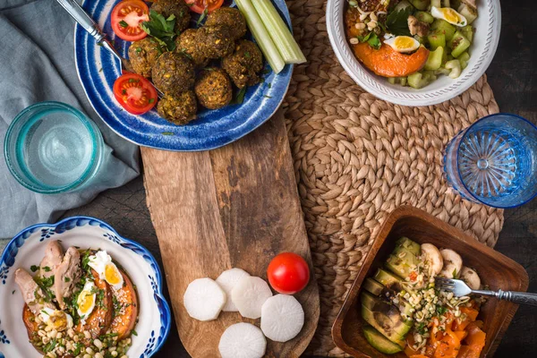 Tavolo festivo con falafel, insalata di verdure e bevande — Foto Stock