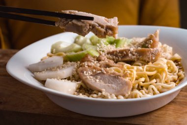 Tavuk ve sebze ahşap tahta üzerinde ile erişte 