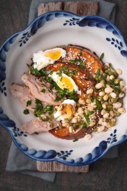 Fırında kabak ile tavuk ve yumurta üzerinde ahşap arka plan Üstten Görünüm