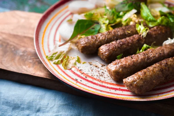 Cevapcici dans la plaque de céramique horizontale — Photo