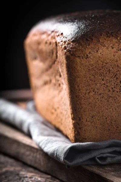 Pan de centeno en la tabla de madera vertical —  Fotos de Stock