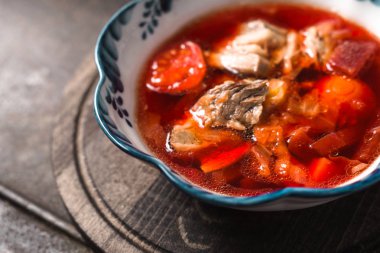 Pancar çorbası yatay geleneksel Rus ve Ukraynalı pancar çorbası