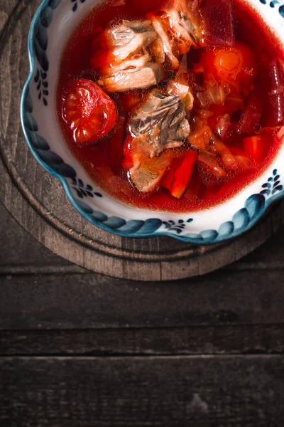 Traditionele Russische en Oekraïense rode bieten soep Borsjt op de oude achtergrond — Stockfoto