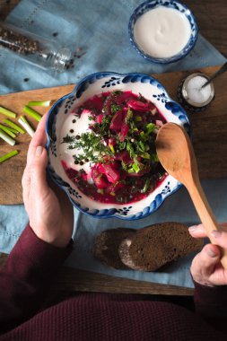 Geleneksel pancar çorbası borsch üstten görünüm yemek kadın