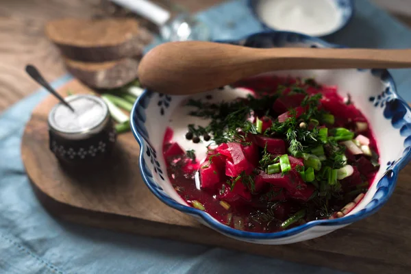 Sopa de remolacha tradicional rusa y ucraniana borsch con crema agria verdes — Foto de Stock