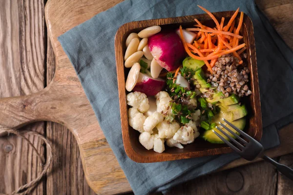 Ensalada saludable con trigo sarraceno y verduras en el bowl de madera vista superior —  Fotos de Stock